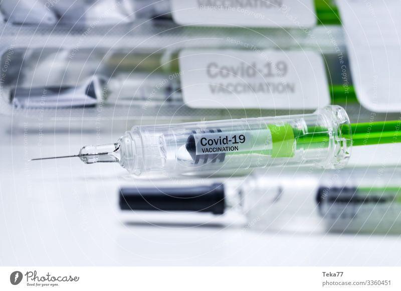 Covid-19 Coronavirus Krankheit Impfung Konzept Beruf Wissenschaften Fortschritt Zukunft High-Tech Frau Erwachsene Zeichen Schilder & Markierungen Hinweisschild