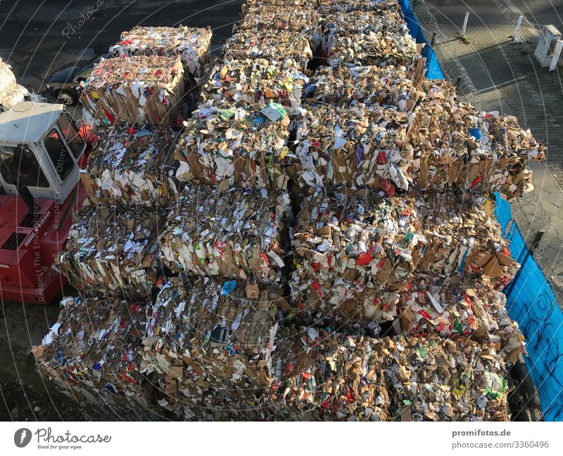 Recycling: gebrauchte Pappe in Ballen gepresst. Foto: Alexander Hauk Karton Gebrauchte Pappe Ballen aus Karton nachhaltig Umweltschutz Abfall Müll Wertstoff