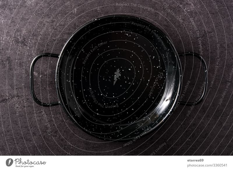 Paella-Pfannen-Kochgeschirr Hintergrund schwarz Kochen leer Lebensmittel Gesunde Ernährung Foodfotografie Eisen Küche Attrappe Objektfotografie Schiefer