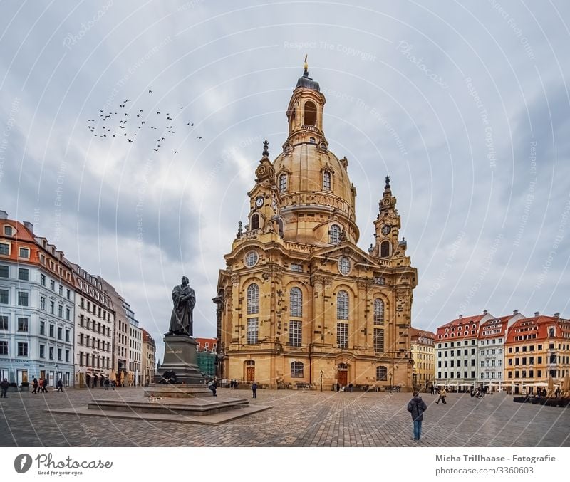 Blick auf die Frauenkirche Dresden Ferien & Urlaub & Reisen Tourismus Sightseeing Städtereise Himmel Wolken Deutschland Europa Stadt Stadtzentrum Altstadt