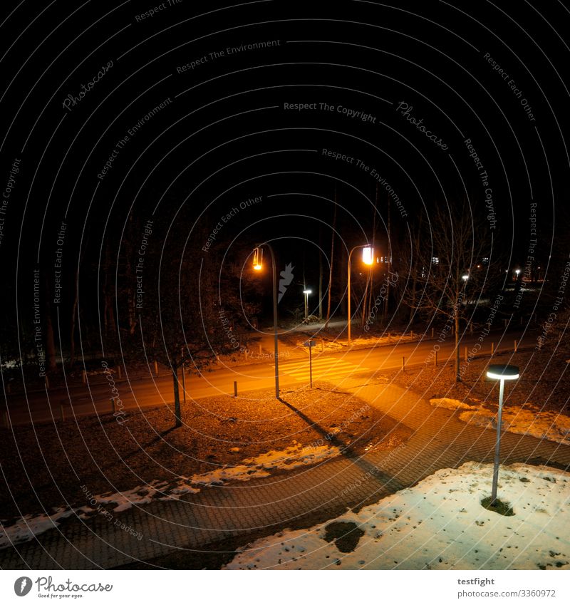 fußgängerüberweg Park Stadt Verkehr Verkehrswege Straße dunkel Bürgersteig Fahrradweg Nachtaufnahme Vogelperspektive Beleuchtung Laterne Schnee Farbfoto