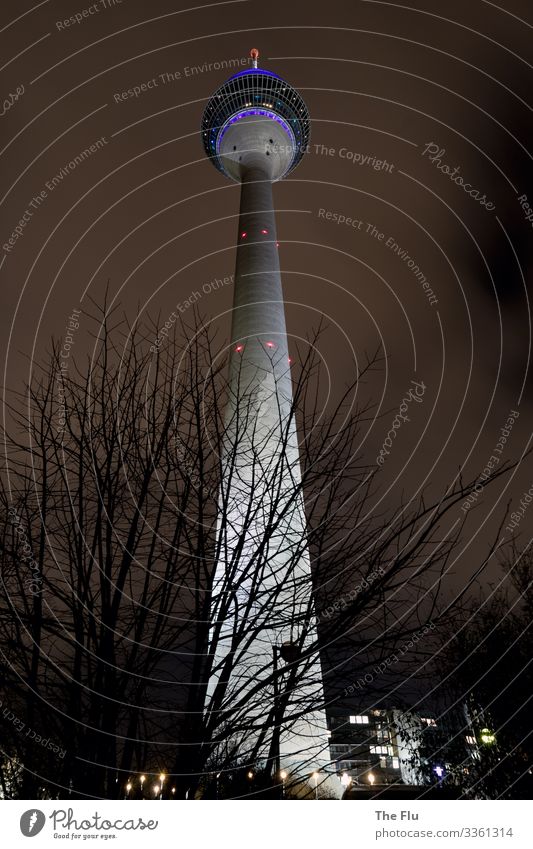 Ein Leuchten in dunkler Nacht Fortschritt Zukunft Fernsehen Himmel Wolken Nachthimmel Winter Düsseldorf Deutschland Stadt Menschenleer Turm Sehenswürdigkeit