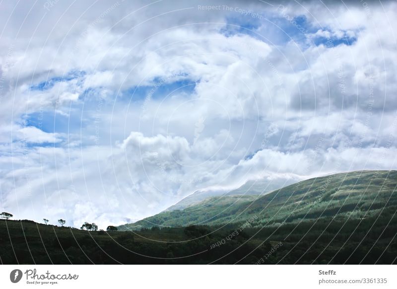 Wolken über Schottland Einsamkeit nordisch Sommer in Schottland nordische Romantik schottischer Sommer grüne Hügel Wind Sommer im Norden Wolkenformation