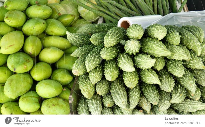 Grünes Gemüse auf dem Markt in Little India, Singapore Lebensmittel Mango Bohnen Bioprodukte Vegetarische Ernährung Plastiktüte kaufen Wochenmarkt