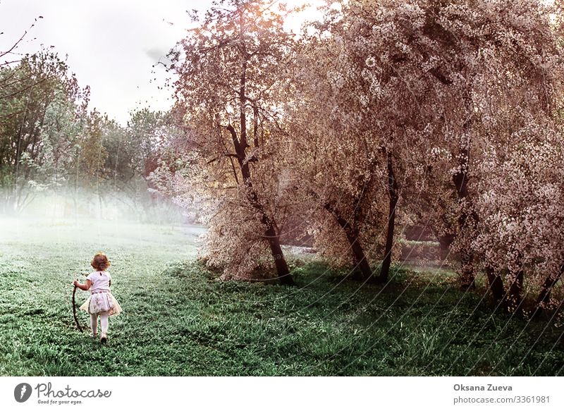 Bild eines Mädchens, das durch den Apfelgarten läuft. aktiv Erwachsener Hintergrund Körperpflege Pflege Energie Familie Glück Gesundheit Lifestyle männlich