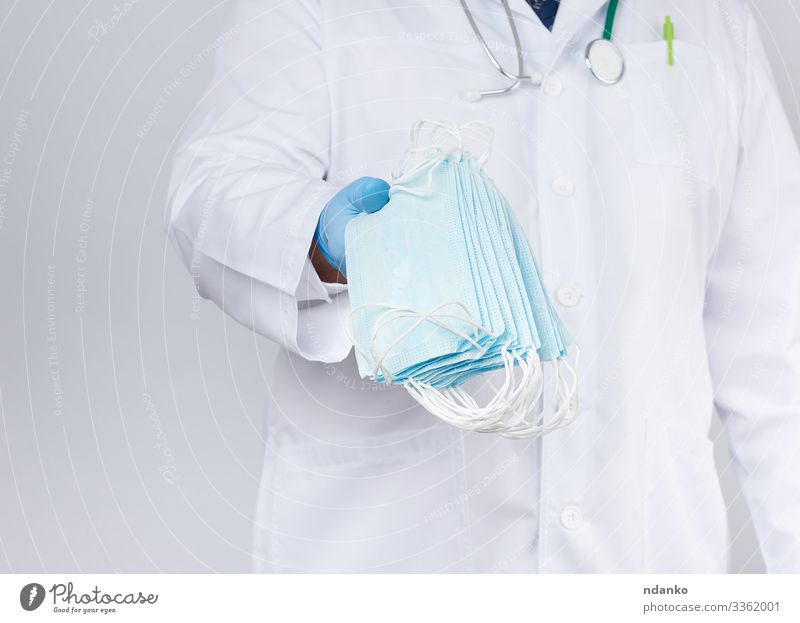 medizinische Textilmasken Behandlung Krankheit Medikament Labor Arbeit & Erwerbstätigkeit Beruf Arzt Krankenhaus Mann Erwachsene Hand Handschuhe blau weiß