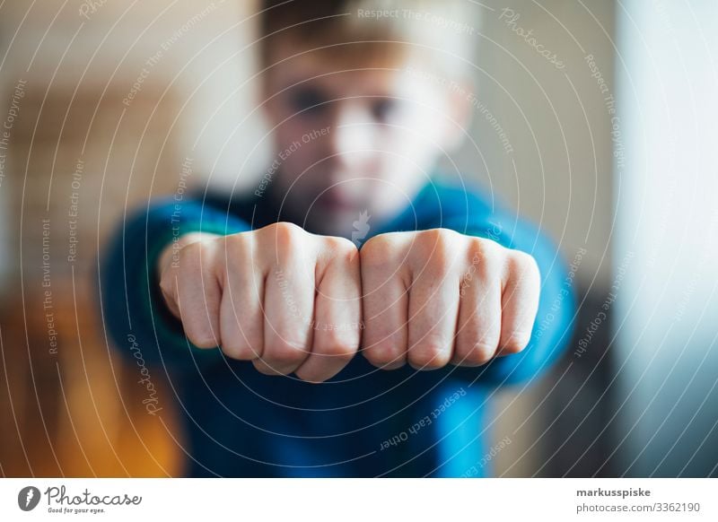 Junge zeigt geballte Fäuste Kindheit Kinderspiel Finger Hände Symbole & Metaphern symbolkraft symbolisch Symbolismus Aggression aggressiv Faust