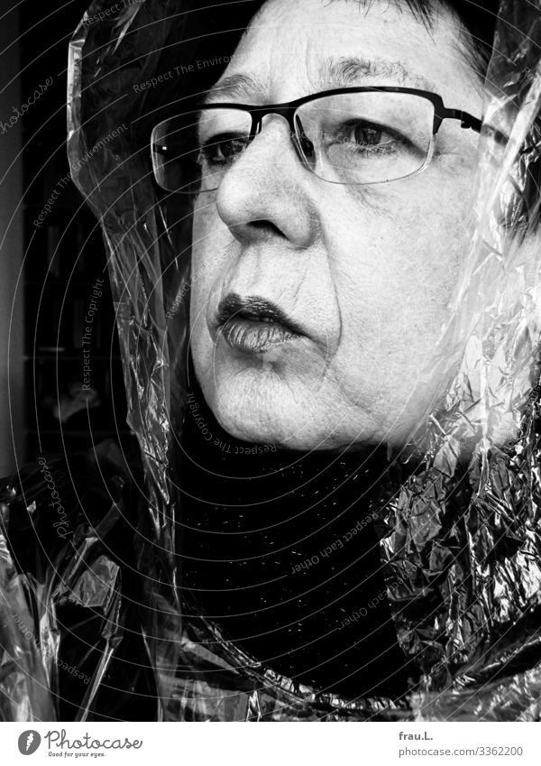 60 Mensch feminin Frau Erwachsene 1 60 und älter Senior Sonnenbrille Kopftuch schwarzhaarig beobachten Denken Blick alt hässlich skurril Sorge Regenkapuze