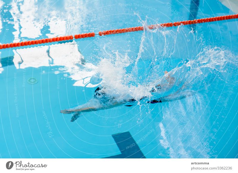 Frau schwimmt im Pool Wasser Schwimmsport Erwachsener Sport eine Person Aktion unter Wasser Athlet männlich im Innenbereich Fahrspur blau Badebekleidung