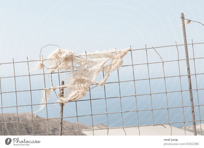 Elegantly wasted -V- kaufen Umwelt Natur Landschaft Sommer Griechenland Verpackung Zaun Metall Kunststoff hängen nachhaltig trashig trist blau weiß achtsam