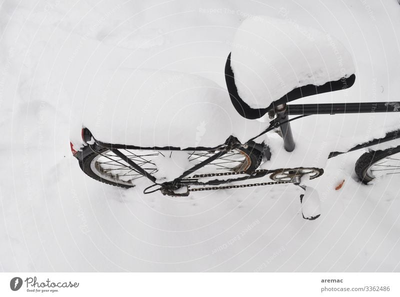 Fahrrad im Schnee Winter Verkehr frieren kalt Farbfoto Schwarzweißfoto Außenaufnahme Menschenleer Textfreiraum oben Textfreiraum unten Tag Vogelperspektive