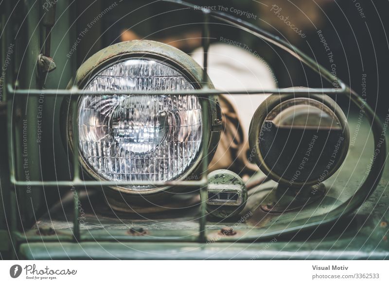 Linke Frontlampe eines GMC 352 aus dem Zweiten Weltkrieg Design Lampe Verkehr Fahrzeug Metall Stahl alt stark grün Farbe Innenbereich metallische Struktur
