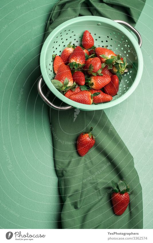 Reife Erdbeeren in einem rustikalen Sieb. Frische Beeren Frucht Dessert Süßwaren Ernährung Bioprodukte Gesunde Ernährung frisch lecker natürlich obere Ansicht