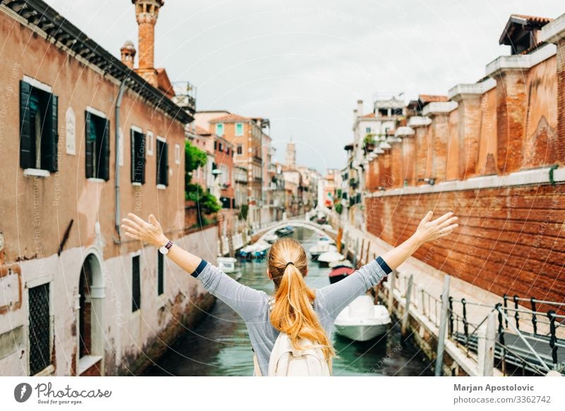 Junge Frau genießt den Blick auf den Kanal in Venedig Lifestyle Freude Ferien & Urlaub & Reisen Tourismus Ausflug Abenteuer Freiheit Sightseeing Städtereise