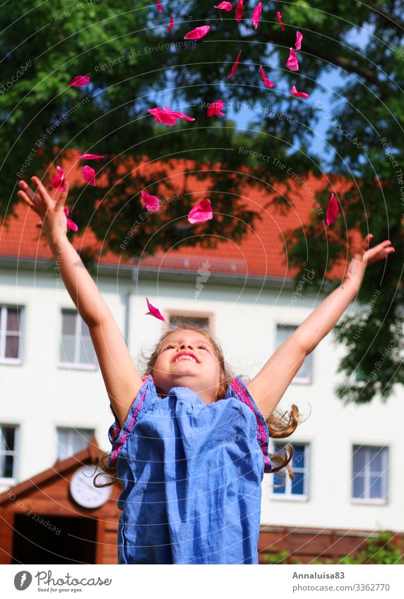 Lass fliegen Mensch feminin Mädchen 1 3-8 Jahre Kind Kindheit Natur Luft Blume Blüte Kleid Lächeln lachen werfen fantastisch Gesundheit rosa Freude Glück