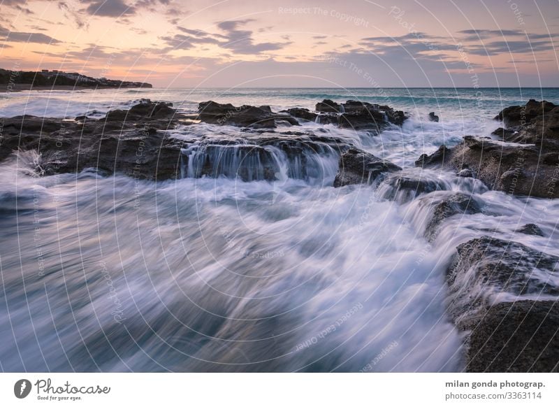 Kreta. Strand Meer Natur Felsen Küste blau violett Europa mediterran Griechenland Crete Lasithi Ierapetra Strand von St. Andrew Meereslandschaft winken Morgen