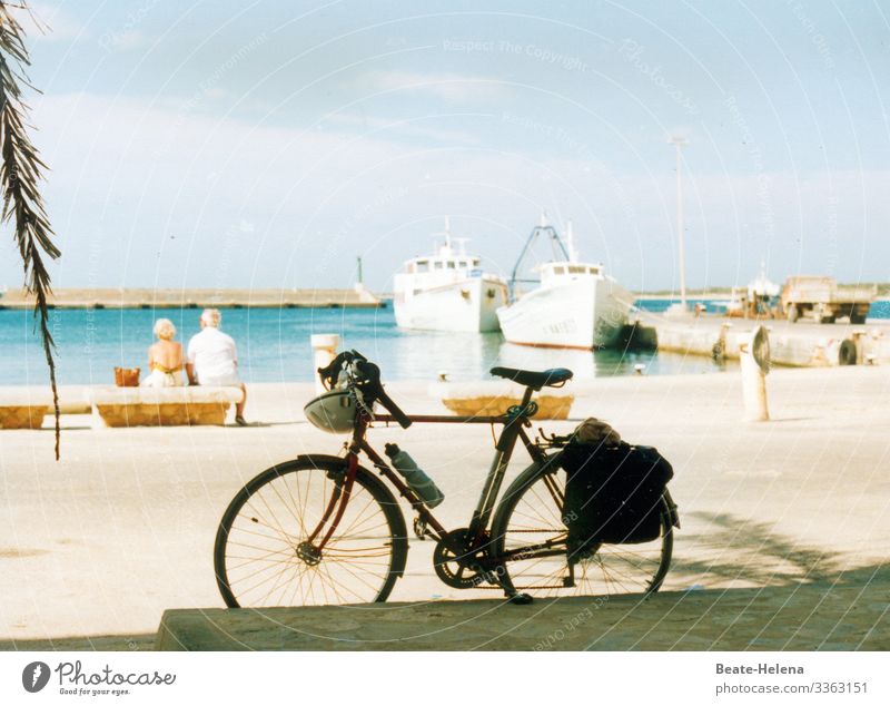 Gesundheit | ausgewogene Balance zwischen Sport und kontemplativer Ruhe Ruhepause Fahrrad Strandpromenade Beobachtungsposten Hafen schiffe gucken Schiffe