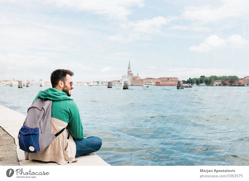 Junger Reisender genießt den Blick auf Venedig, Italien Lifestyle Ferien & Urlaub & Reisen Tourismus Ausflug Sightseeing Städtereise Mensch maskulin Junger Mann