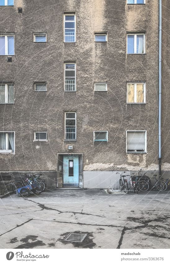 Berlin, Prenzlauer Berg Lifestyle Häusliches Leben Wohnung Renovieren Umzug (Wohnungswechsel) Haus Bauwerk Gebäude Architektur Mauer Wand Fenster Tür Armut