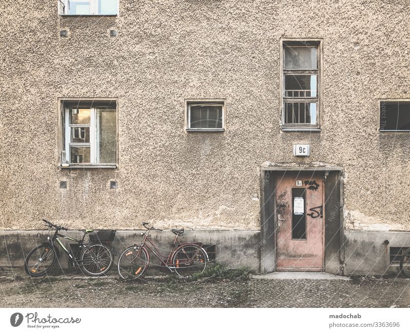 Berlin, Prenzlauer Berg Häusliches Leben Wohnung Renovieren Haus Bauwerk Gebäude Architektur Fassade Fenster Tür Armut kaputt trashig trist Trägheit bequem