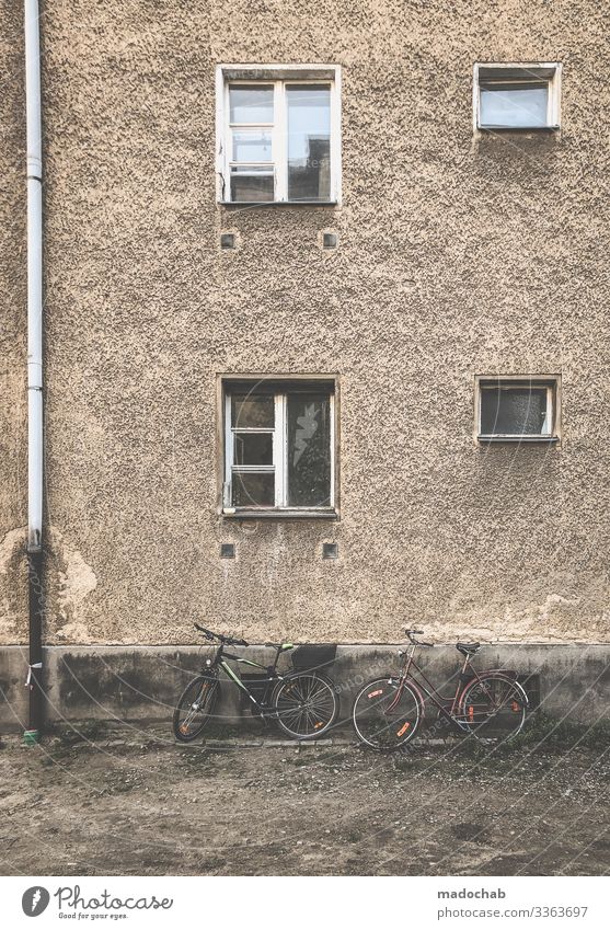 Berlin, Prenzlauer Berg Häusliches Leben Wohnung Renovieren Haus Bauwerk Gebäude Architektur Fassade Fenster Armut dreckig kaputt Umzug (Wohnungswechsel) Stadt
