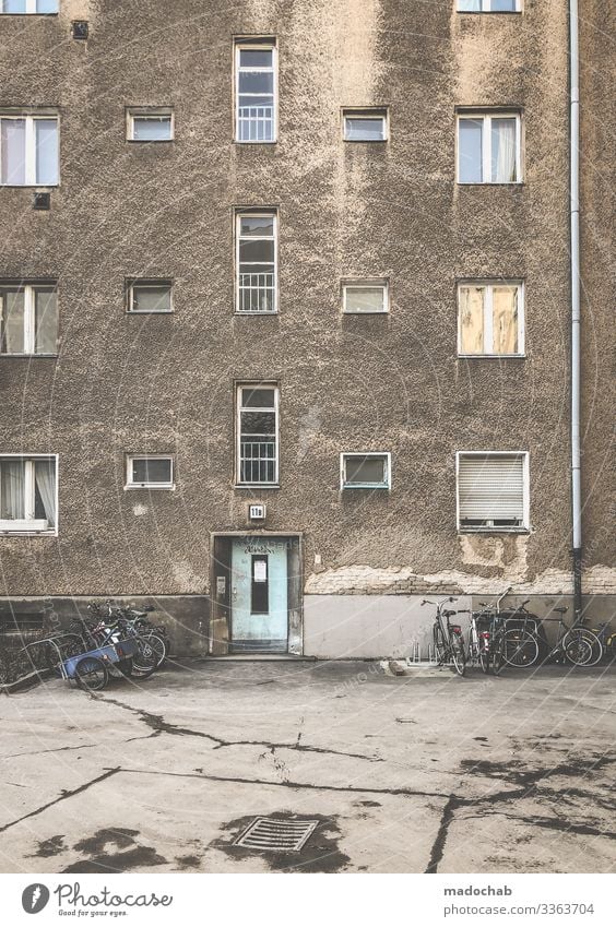 Das normale Leben Verfall kaputt dreckig Sanierung Berlin Wohnhaus Fassade trashig Zerstörung Vergänglichkeit Ruine Menschenleer Vergangenheit Gebäude