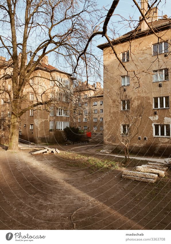 Berlin Prenzlauer Berg verfallenes Wohnhaus Armut armut vergänglichkeit kaputt alt fassade wohnen harz IV Fassadendetail Mauer Lebensmittel Immobilie Wand