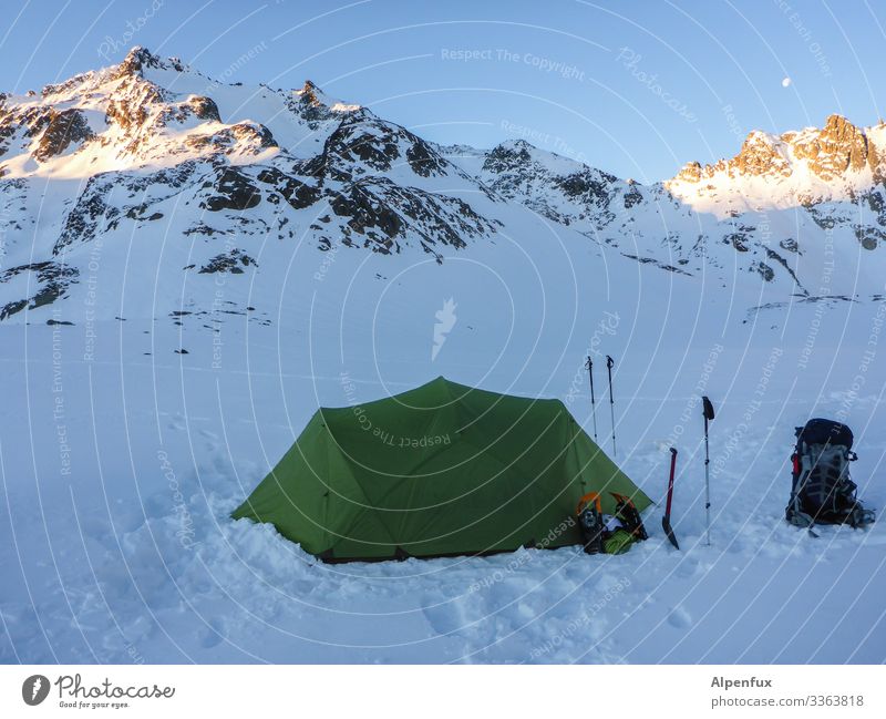 Camping in der | Eiszeit Umwelt Natur Landschaft Klima Klimawandel Schönes Wetter Frost Schnee Hügel Felsen Alpen Berge u. Gebirge Gipfel Schneebedeckte Gipfel