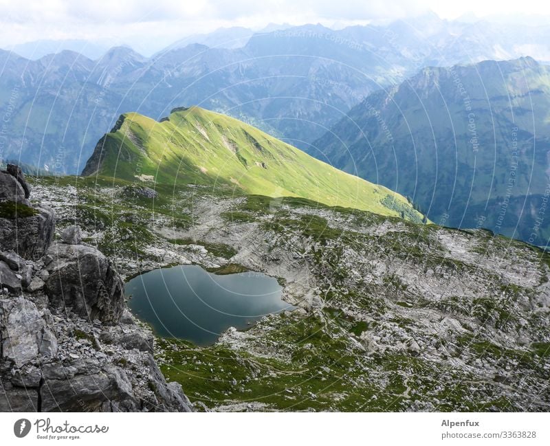 grünes Fleckchen Hügel Berge u. Gebirge Landschaft Bergsee Farbfoto Himmel Außenaufnahme Menschenleer Alpen See Tag Natur Umwelt Wasser Bergkette Sommer Wolken