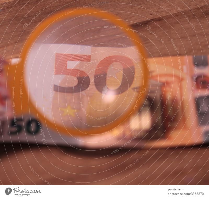 Lupe vergrößert 50 Euro Schein Zeichen Ziffern & Zahlen Geld Eurozeichen bezahlen kaufen Geldscheine Kontrolle authentisch orginal Fälschung Holz Tisch