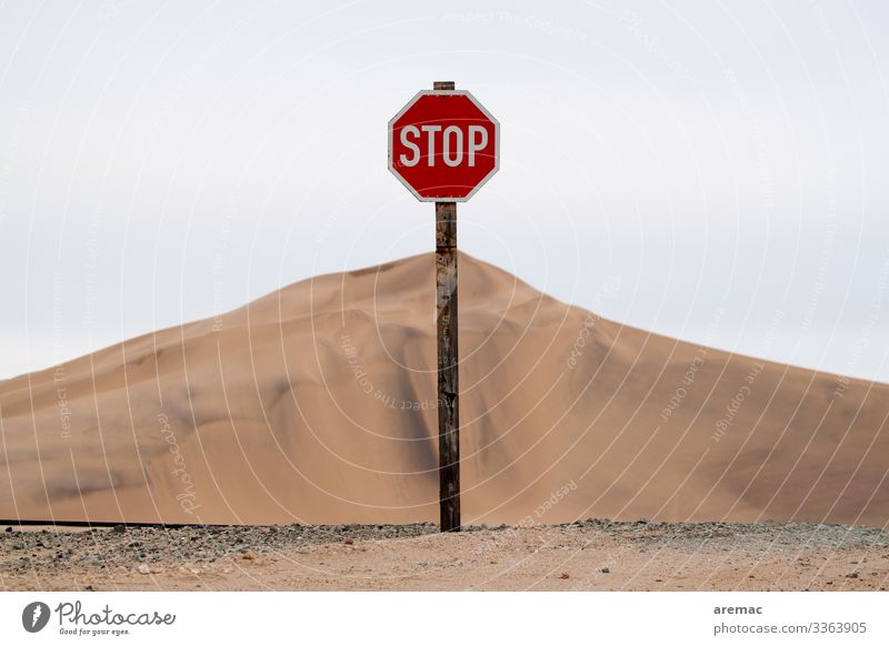 Stoppschild vor einem riesigen Sandhügel der Wüste in Namibia stoppen Zeichen Verkehr wüst Hügel Afrika Einsamkeit trocknen Ferien & Urlaub & Reisen Natur