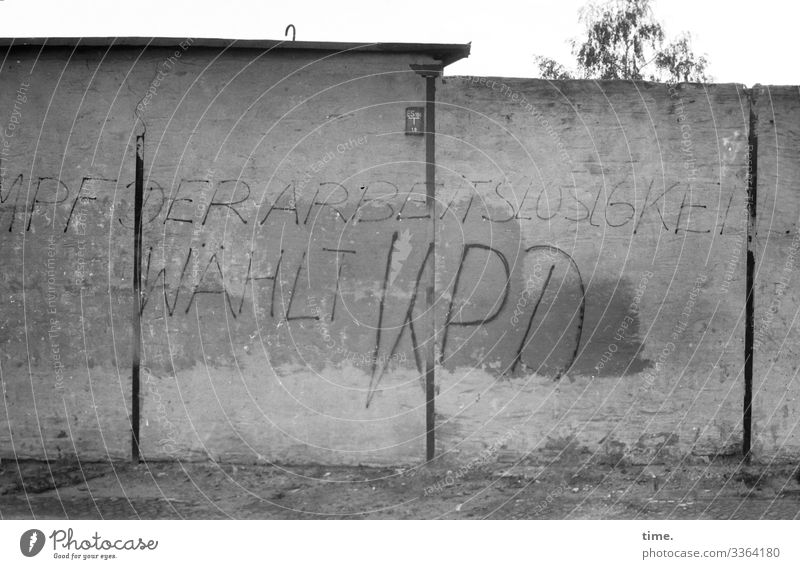 Zeitgeschichte | Große Pläne 1975 Wand Mauer Grafitti KPD Wahlen stahlträger gemalt politik partei grau urban bürgersteig