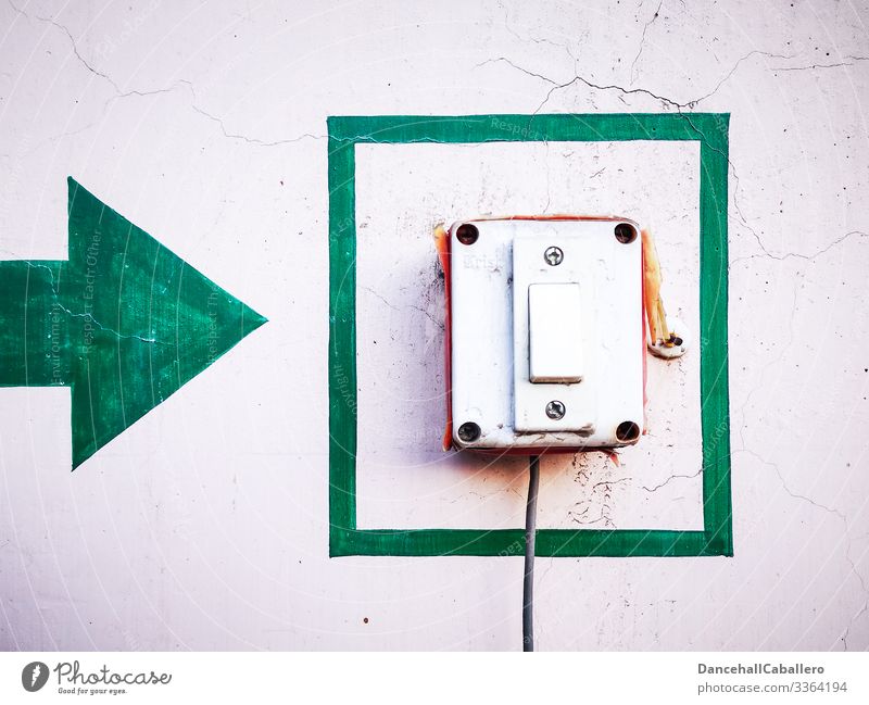 Pfeil der auf einen Schalter zeigt Klingel Anschluss Hinweis Technik & Technologie Knopf Leitung Kabel Richtung Elektrisches Gerät Verbindung Elektrizität