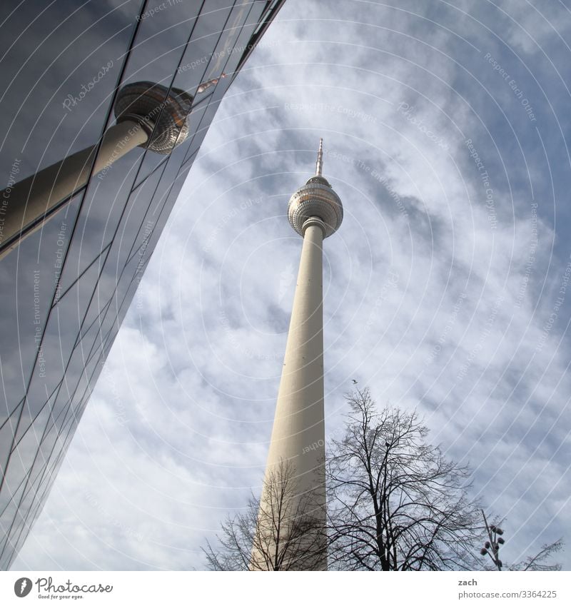 Fernsehturm Berlin mit Spiegelung am Alexanderplatz Himmel Wolken Schönes Wetter Stadt Hauptstadt Stadtzentrum Turm Fassade Fenster Sehenswürdigkeit Wahrzeichen