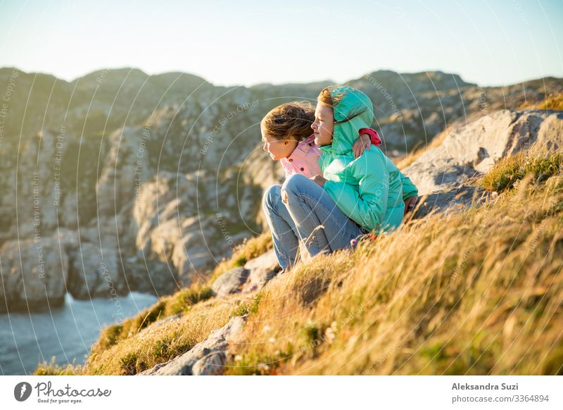 Zwei kleine Mädchen spielen an der felsigen Nordseeküste. Aktion Abenteuer Unbekümmertheit Freundlichkeit heiter Kindheit Morgendämmerung Europa Fjord