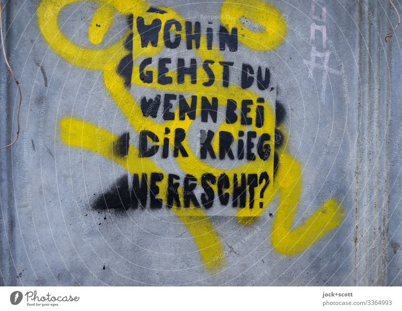 Wohin gehst du, wenn bei dir Krieg herrscht? Straßenkunst Frage Graffiti Wand Text Typographie Aussage Redewendung Weisheit Denken Schriftzeichen Kreativität