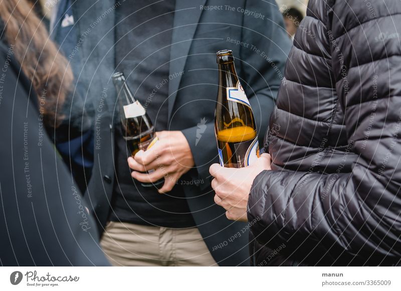 Bier Getränk trinken Alkohol Flasche Lifestyle Freude Gesundheit Rauschmittel Party ausgehen Feste & Feiern Karneval Oktoberfest Jahrmarkt Hochzeit Geburtstag