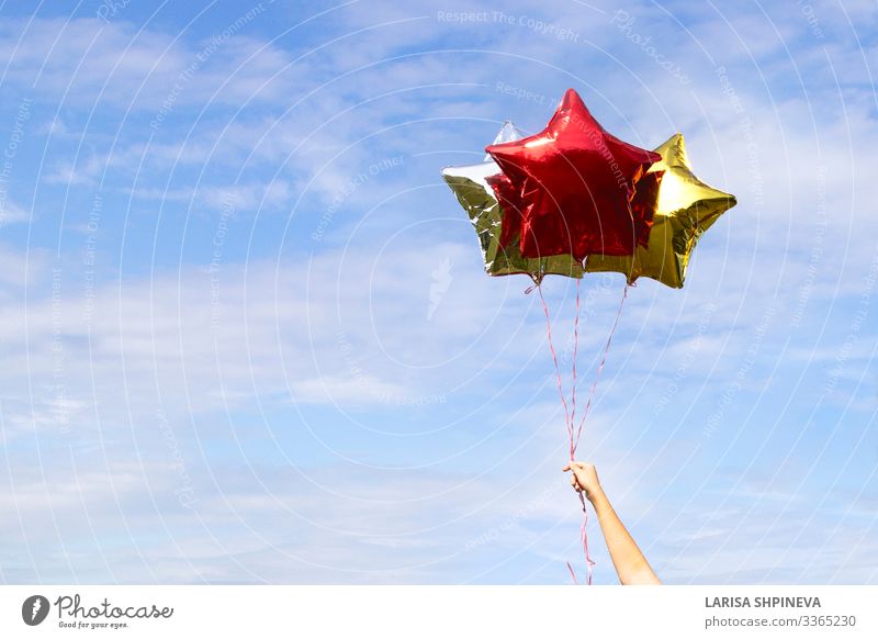 Bunt glänzende sternförmige Ballons am Himmel Design Freude Sommer Strand Dekoration & Verzierung Tapete Feste & Feiern Hochzeit Geburtstag Arme Hand Wolken