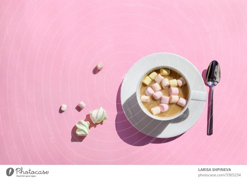 Tasse heißer Kaffee mit Marshmallows auf rosa Dessert Frühstück Getränk Kakao Tisch Liebe lecker weiß Schokolade trinken Becher süß Hintergrund Lebensmittel