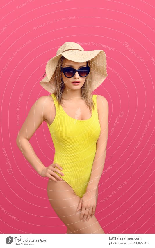 Trendige junge Frau im gelben Badeanzug Lifestyle Körper Haut Erholung Ferien & Urlaub & Reisen Tourismus Sommer Sonnenbad Erwachsene Hand 1 Mensch 18-30 Jahre