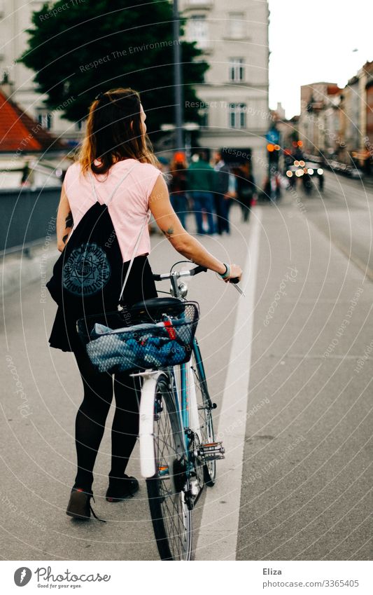 Radlmädchen Junge Frau Jugendliche Erwachsene 13-18 Jahre 18-30 Jahre Stadt Fahrrad trendy München reichenbachbrücke Fahrradweg schieben fahrradkorb
