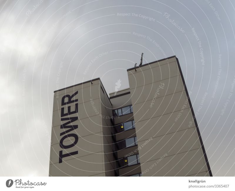 TOWER Stadt Stadtzentrum Haus Hochhaus Fassade Schriftzeichen dunkel hoch modern Kommunizieren Häusliches Leben Tower Farbfoto Außenaufnahme Menschenleer