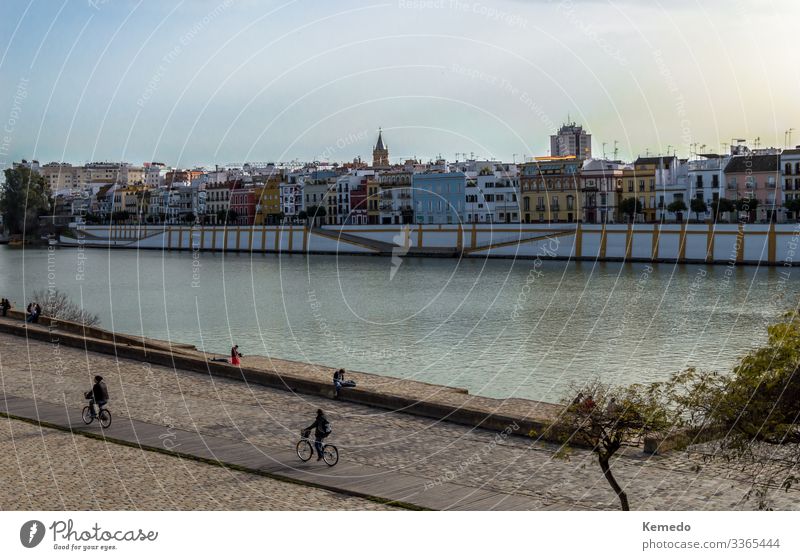 Blick auf den Guadalquivir-Flusslauf in Sevilla, Spanien. Lifestyle Gesundheit sportlich Wellness Erholung ruhig Freizeit & Hobby Ferien & Urlaub & Reisen