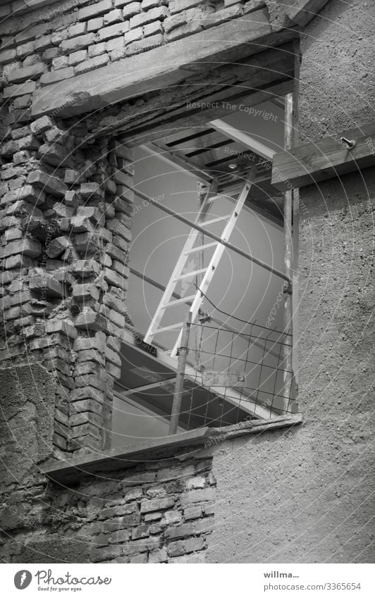 Baustille Baugerüst Restaurierung Sanierung Ziegelbauweise Gerüst Leiter Industriegebäude Baustelle Gebäude Zerfall Verfall Fenster Baugewerbe Haus Loftwohnung