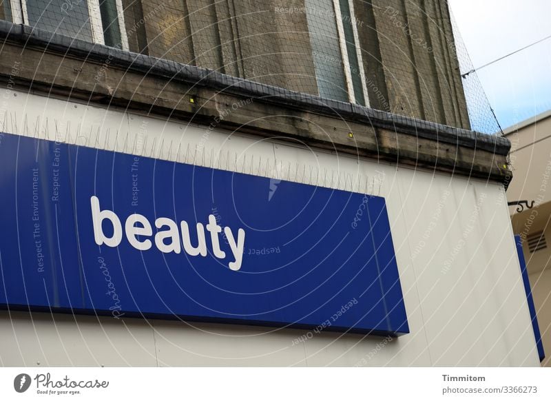 beauty schön Handel Schriftzeichen Hinweisschild Warnschild blau braun grau Haus Fassade Werbung Yorkshire Farbfoto Außenaufnahme Menschenleer Tag