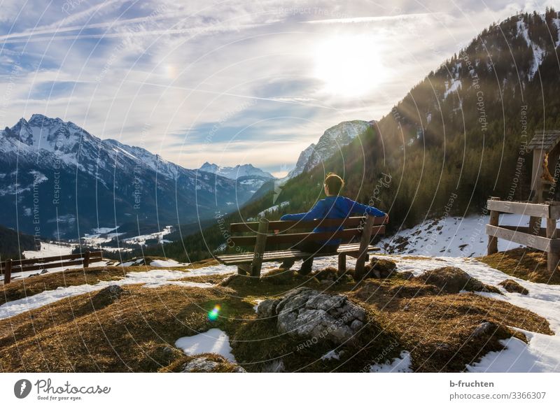 Berchtesgadener Land Erholung Freizeit & Hobby Berge u. Gebirge wandern Fitness Sport-Training Frau Erwachsene 1 Mensch Himmel Wolken Sonne Sonnenlicht Frühling