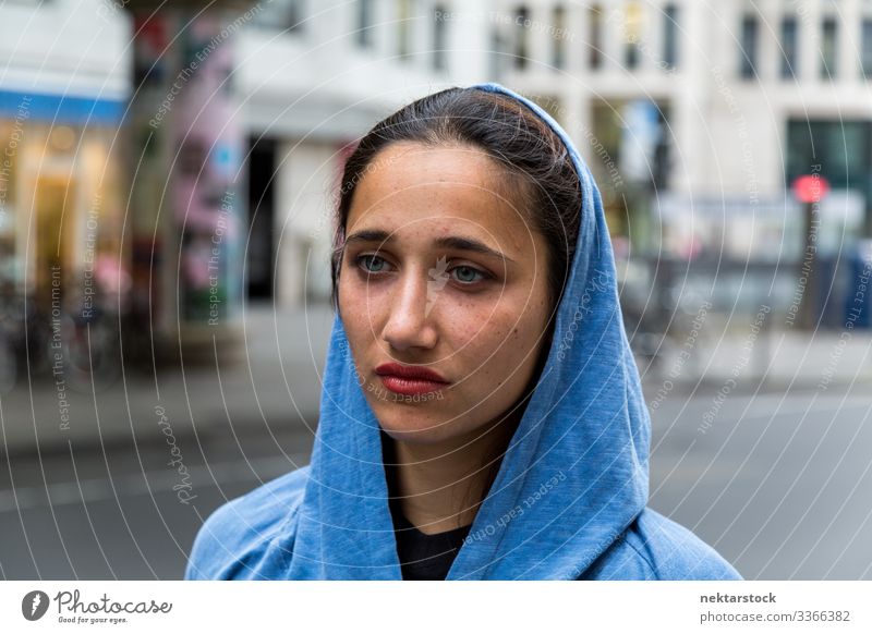 Schöne indische Frau mit blauer Kapuze, die den Kopf bedeckt junger Erwachsener Kapuzenpullover Kopfdeckel Gesicht gebräunter Teint Porträt Jugendkultur Tag