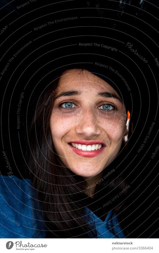 Gesicht einer Frau aus dem Nahen Osten mit hellen Augen in großem schwarzen Hut Mädchen Schönheitsschuss Lächeln Porträt hell gefärbte Augen gebräunte Haut