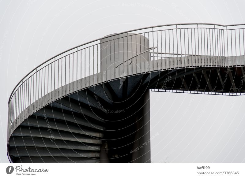 90° Profil einer Wendeltreppe mit feingliedrigem Geländer und sichtbaren Unterseiten der Stufen Wolken schlechtes Wetter Nebel Stadt Bauwerk Architektur Treppe