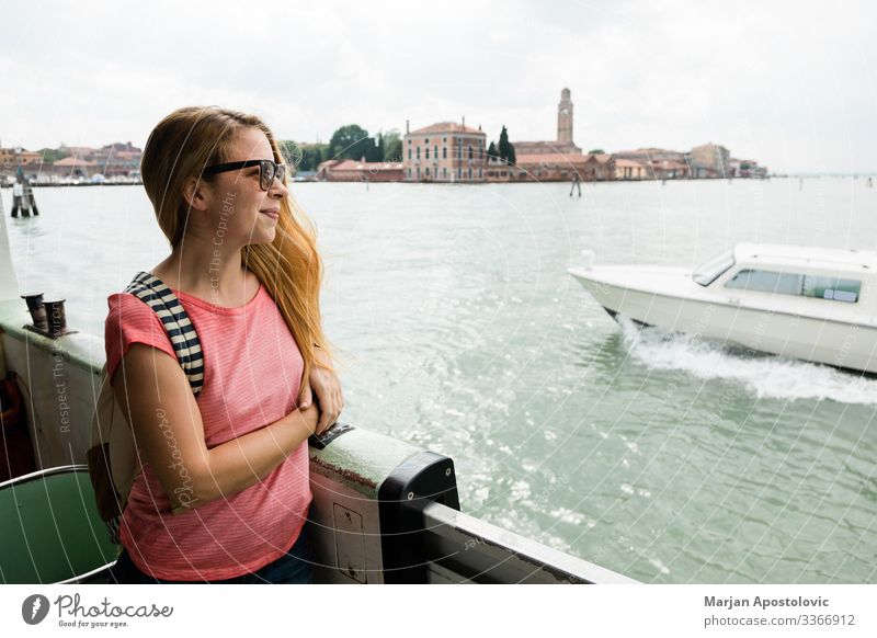 Junge weibliche Reisende auf dem Tourneeschiff in Venedig, Italien Lifestyle Ferien & Urlaub & Reisen Tourismus Ausflug Sightseeing Städtereise Kreuzfahrt Meer